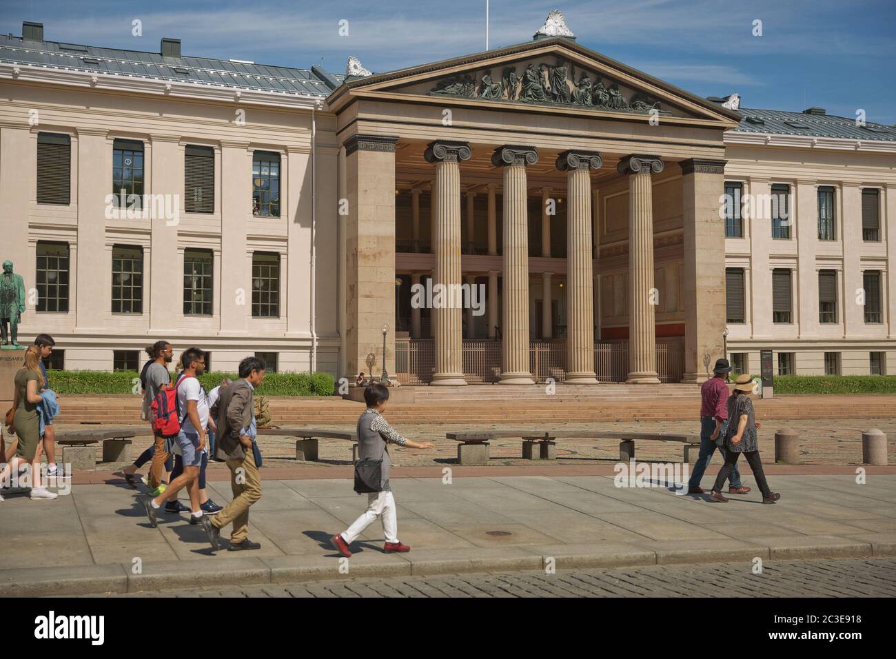 Persone che camminano di fronte all'Università di Oslo in Norvegia. Campus centrale Foto Stock