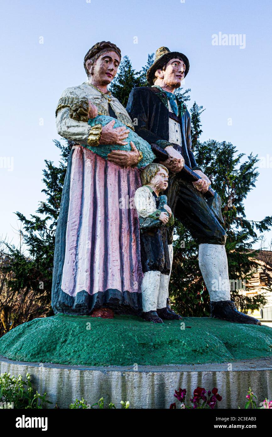 Statua raffigurante gli immigrati austriaci che colonizzarono la città di Treze Tilias. Treze Tilias, Santa Catarina, Brasile. Foto Stock