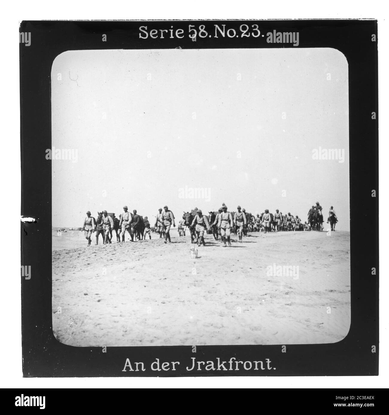Proiezione für alle - Der Weltkrieg: An der Türkischen Front. Serie 58. N. 23. An der Irakfront. Deutsche Truppen auf dem Marsch durch die Wüste. - Die Firma „proiezione für alle" wurde 1905 von Max Skladanowsky (1861-1939) gegründet. Sie produzierte bis 1928 fast 100 Serien zu je 24 Glasdias im Format 8,3 x 8,3 cm im sog. Bromsilber-gelatina-Trockenplatten Verfahren. Die Serien umfassten vor allem Städte, Länder, Landschaften aber auch Märchen und Sagen, das Alte Testamento und den Ersten Weltkrieg. Foto Stock