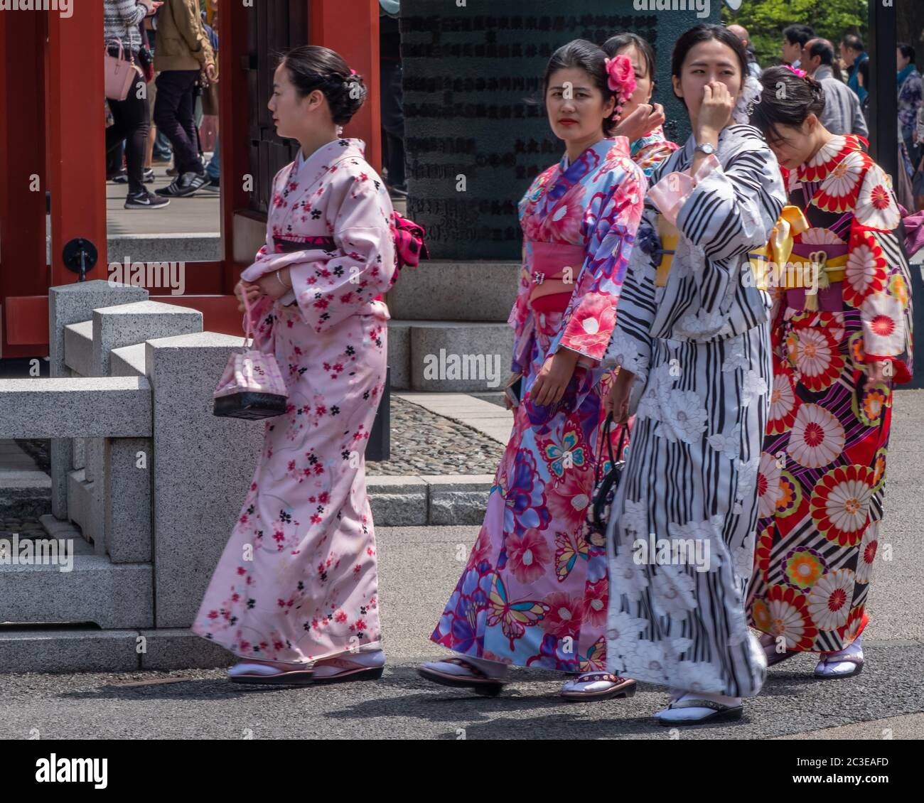 Le donne con kimono affittato al campo del Tempio di Sensoji, Tokyo, Giappone. Foto Stock