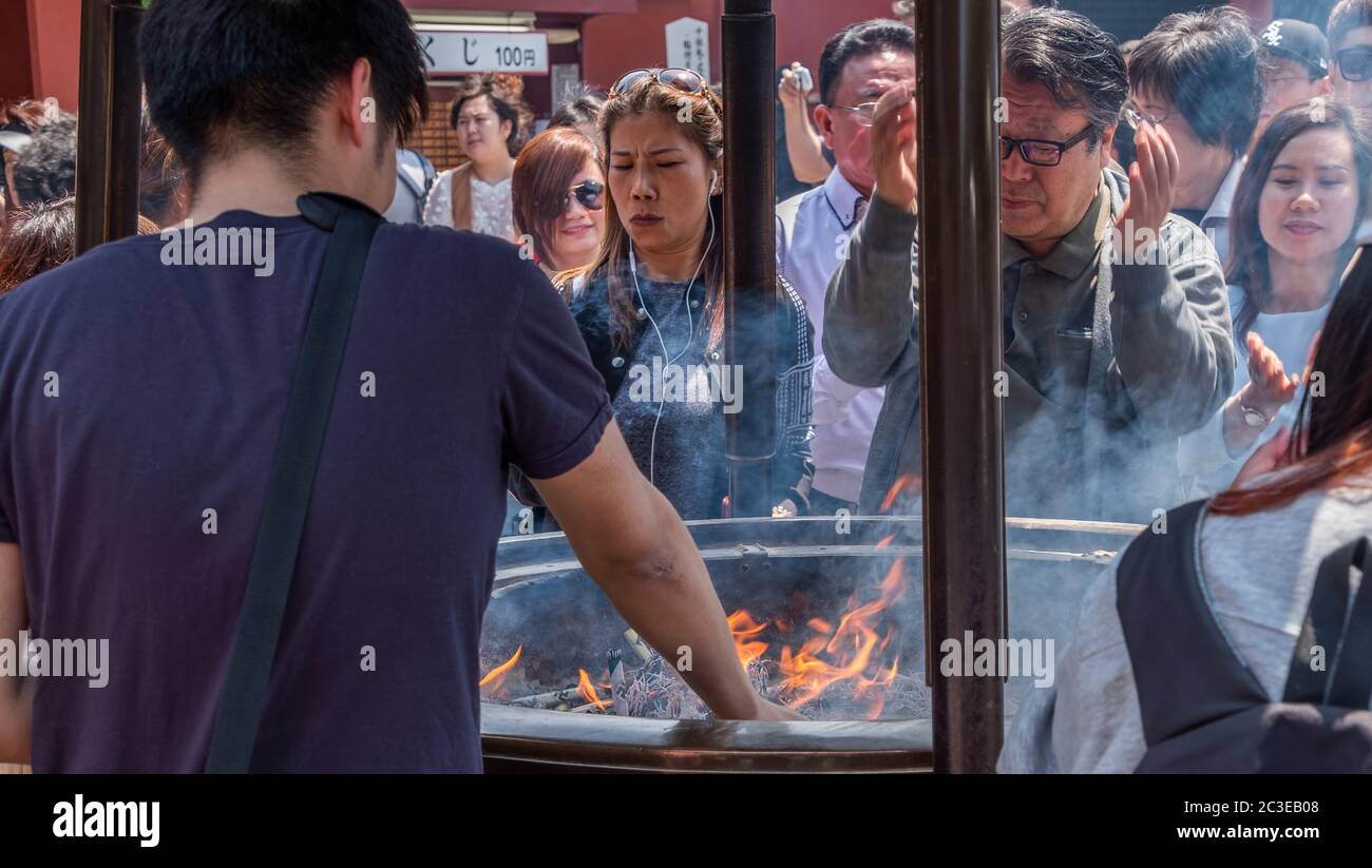 Fumo di disegno turistico (credo di avere proprietà curative) da Jokoro o incenso bruciatore a se stessi al tempio Sensoji a Tokyo, Giappone. Foto Stock