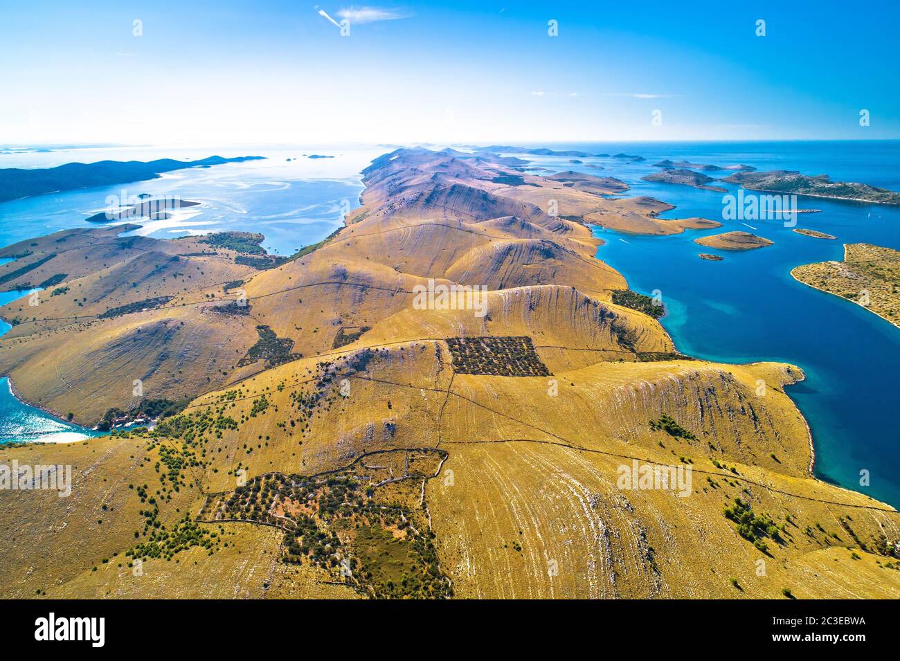 Parco nazionale delle isole Kornati. Uniche isole del deserto in pietra nell'arcipelago mediterraneo vista aerea. Foto Stock