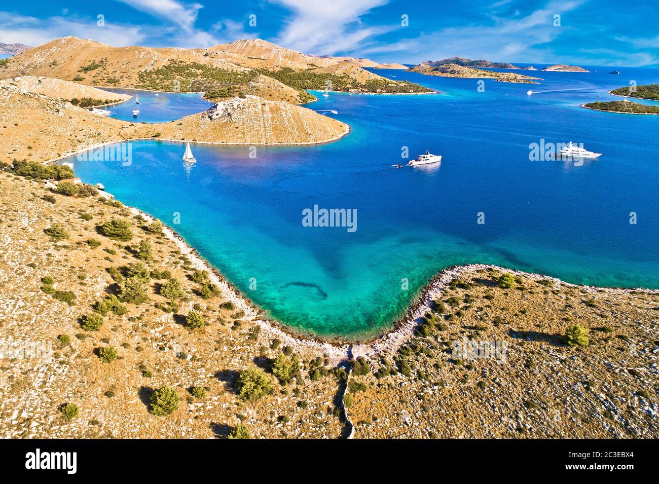 Parco nazionale delle isole Kornati. Uniche isole del deserto in pietra nell'arcipelago mediterraneo vista aerea Foto Stock