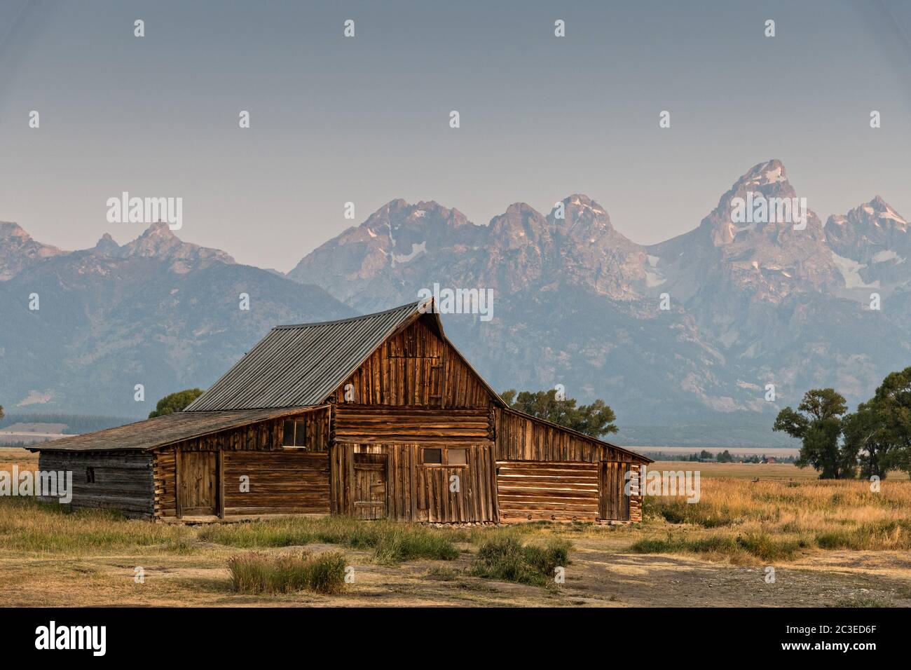 Al mattino si sale sul fienile T.A Molton nel quartiere storico di Mormon Row lungo Antelope Flats con le montagne Grand Teton dietro al Grand Teton National Park, Wyoming. Foto Stock