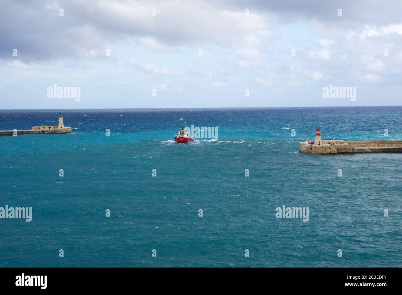 VALLETTA, MALTA - DEC 31, 2019: Vista da Fort St Elmo sulla luce del molo del faro rosso e verde all'ingresso del porto del Grand Harbour Valletta Foto Stock
