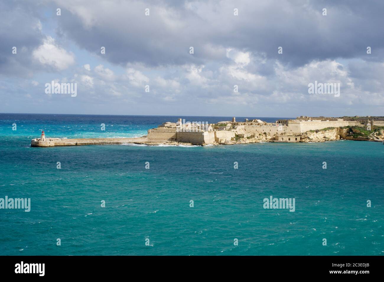VALLETTA, MALTA - DEC 31, 2019: Vista da Fort St Elmo sulla luce del molo del faro rosso e verde all'ingresso del porto del Grand Harbour Valletta Foto Stock
