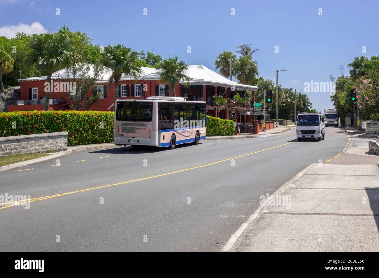 Il servizio pubblico di autobus delle Bermuda Rosa e Blu si fermò allo Swizzle Inn Hamilton Parish Bermuda Foto Stock