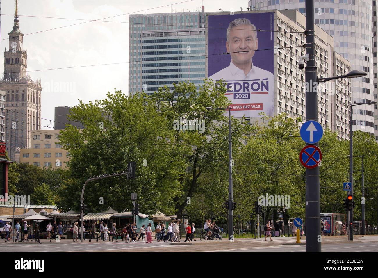 Varsavia, Polonia. 19 giugno 2020. Il 19 giugno 2020, in un edificio a Varsavia, in Polonia, si è visto un banner del candidato polacco all'opposizione alle elezioni presidenziali Robert Biedron. La Polonia terrà le sue elezioni presidenziali il 28 giugno, con un turno di run-off due settimane dopo. Le elezioni, originariamente previste per il maggio 10, non si sono svolte a causa della pandemia della COVID-19 e del conseguente blocco. Credit: Jap Arriens/Xinhua/Alamy Live News Foto Stock