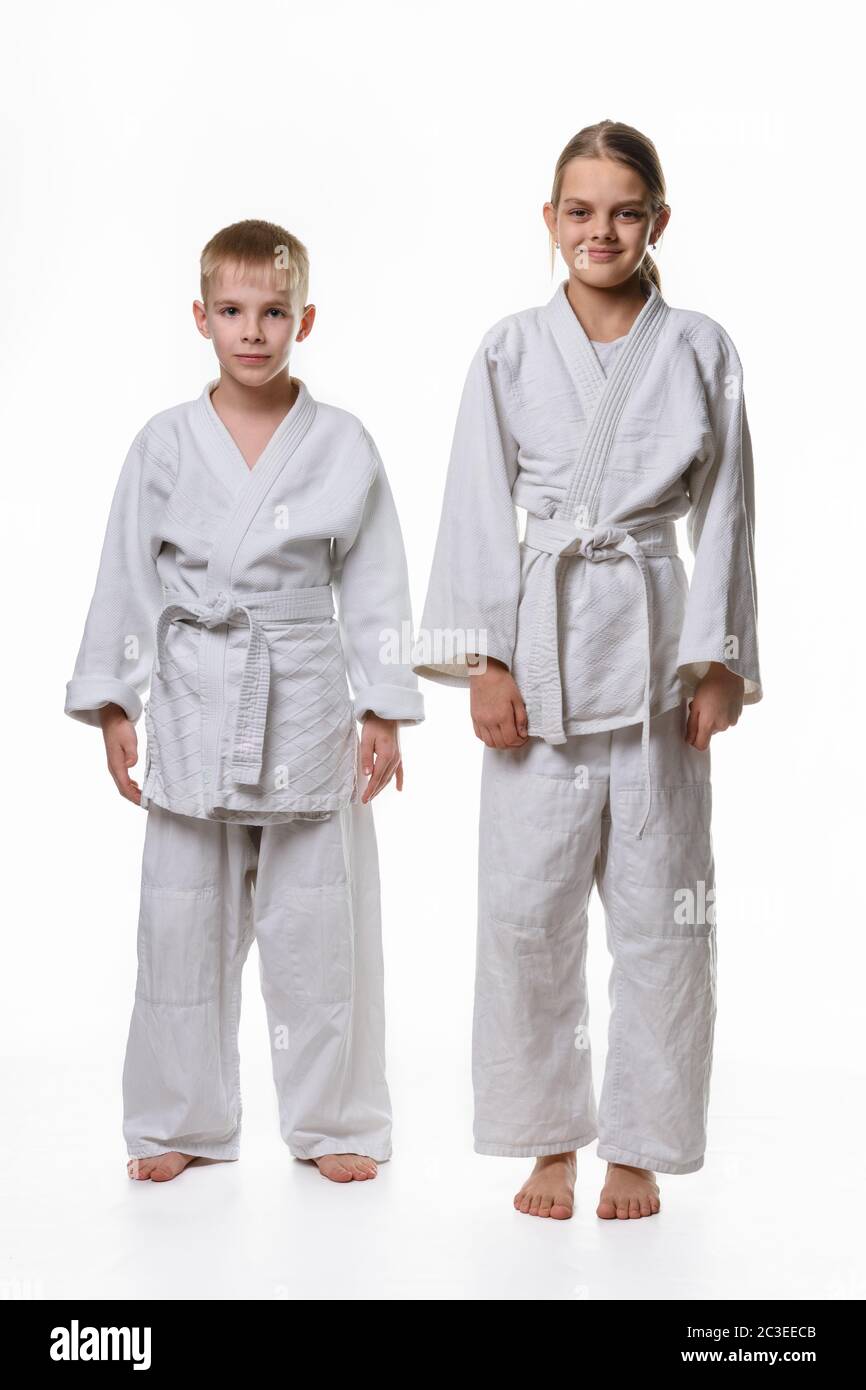 Ritratto a tutta lunghezza di un ragazzo e di una ragazza di studenti di judo Foto Stock