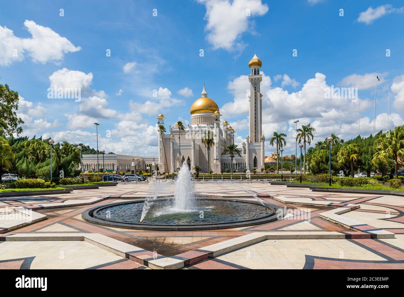 Dataran Masjid (inglese: Piazza della Moschea) e Masjid Omar 'Ali Saifuddien, una moschea reale, completata nel 1958. Foto Stock