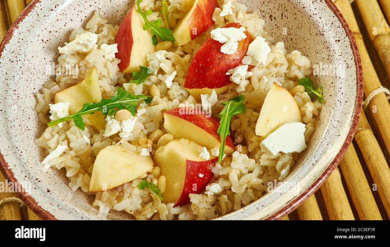 Insalata di orzo perlato con mele Foto Stock