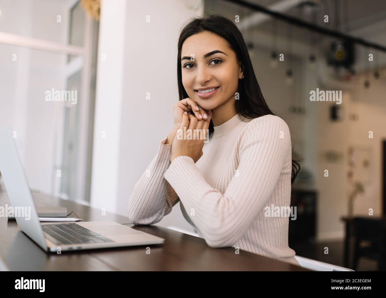 Bella donna indiana freelancer utilizzando il computer portatile, lavorando da casa. Studio degli studenti, apprendimento a distanza, concetto di formazione online Foto Stock