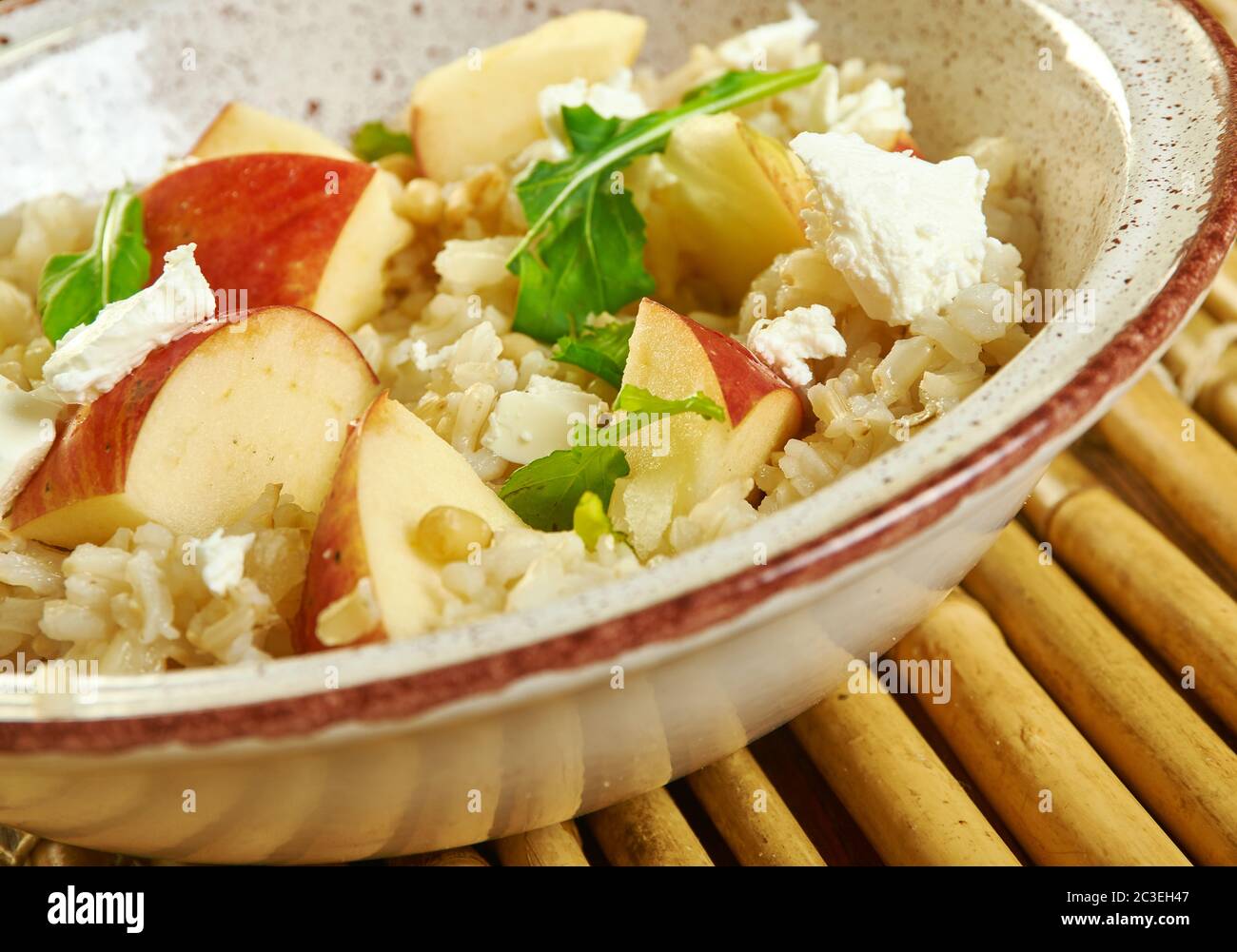 Insalata di orzo perlato con mele Foto Stock