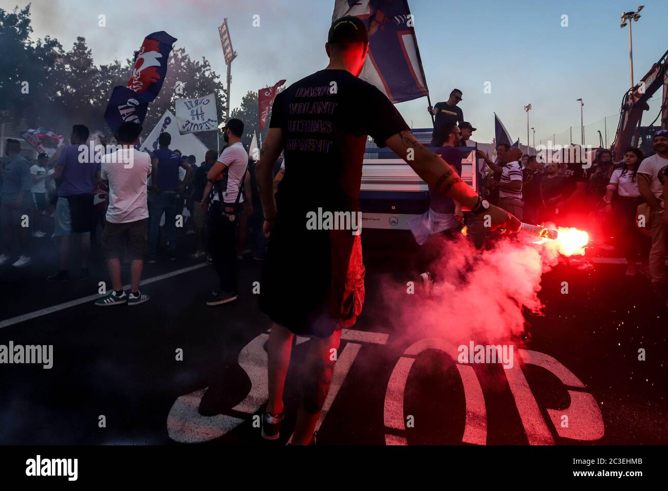 Firenze, Fi, Italia. 19 giugno 2020. Protesta dei tifosi fiorentini, davanti all'attuale stadio Artemio Franchi, per sostenere la costruzione di un nuovo stadio, i tifosi sono arrivati in una sfilata motociclistica. Era presente anche il direttore della Fiorentina Joe Barone. Credit: Marco Pasquini/ZUMA Wire/Alamy Live News Foto Stock