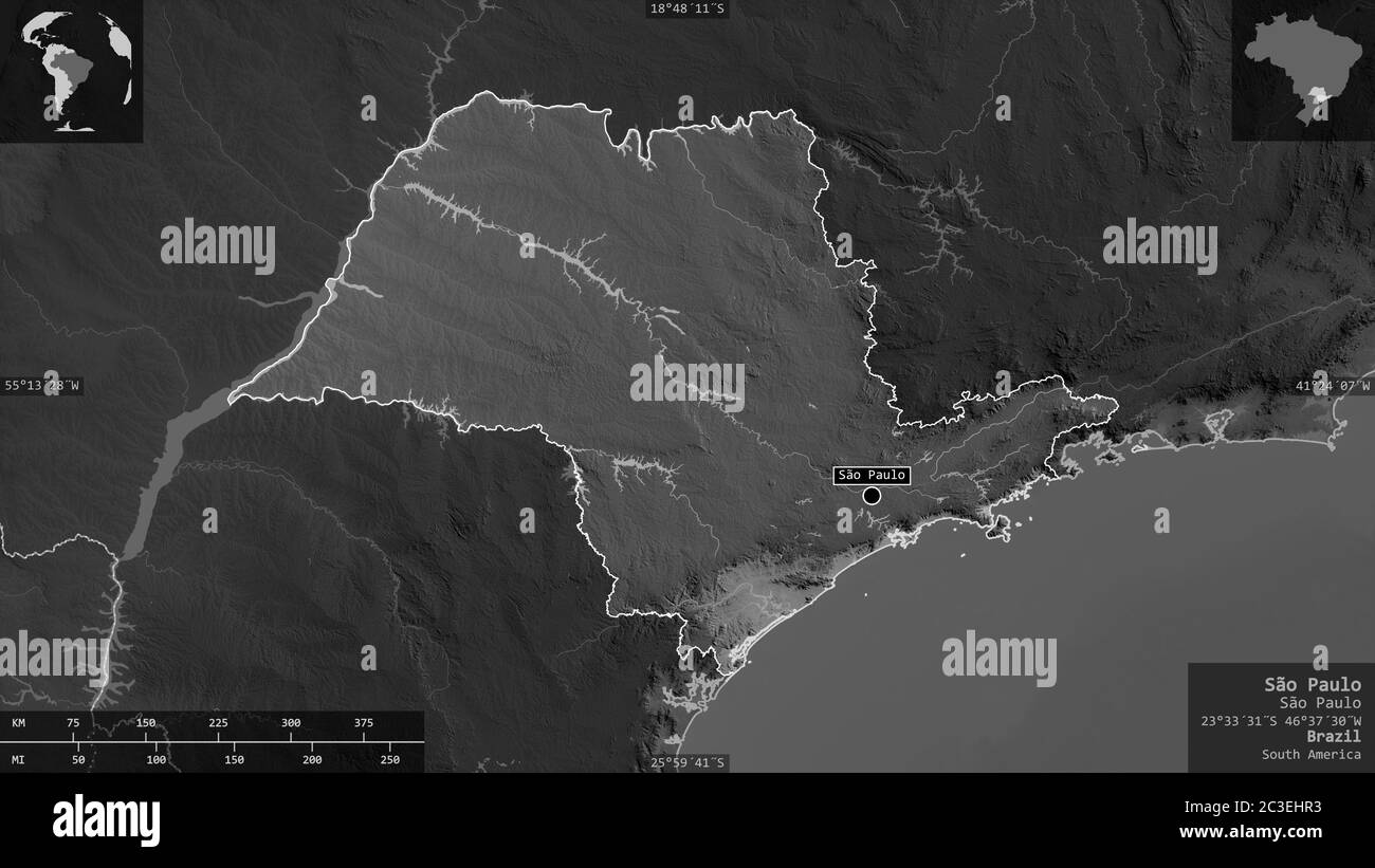 São Paulo, stato del Brasile. Mappa in scala di grigi con laghi e fiumi. Forma presentata contro la sua area di paese con overlay informativi. Rendering 3D Foto Stock