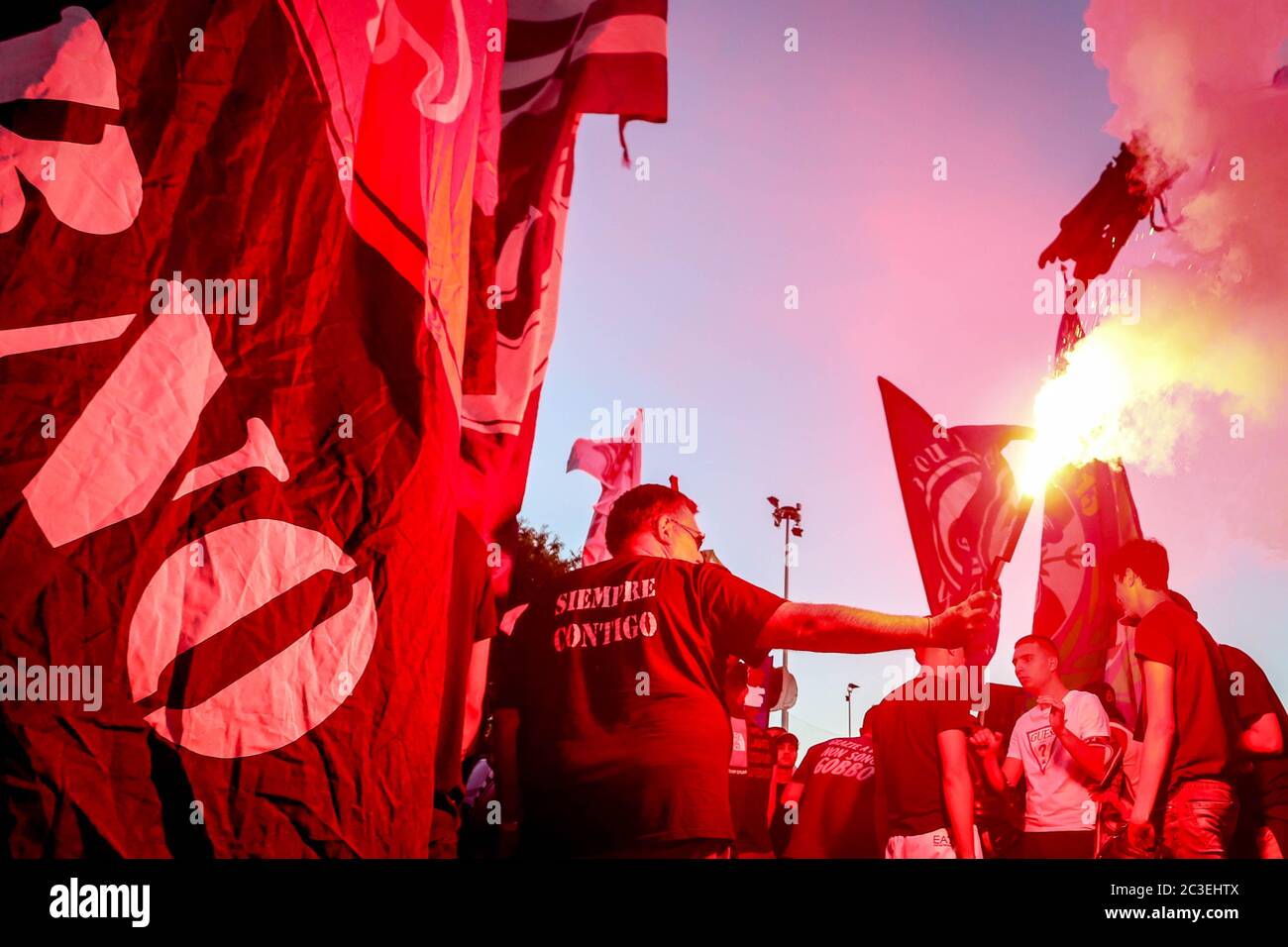 Firenze, Fi, Italia. 19 giugno 2020. Protesta dei tifosi fiorentini, davanti all'attuale stadio Artemio Franchi, per sostenere la costruzione di un nuovo stadio, i tifosi sono arrivati in una sfilata motociclistica. Era presente anche il direttore della Fiorentina Joe Barone. Credit: Marco Pasquini/ZUMA Wire/Alamy Live News Foto Stock