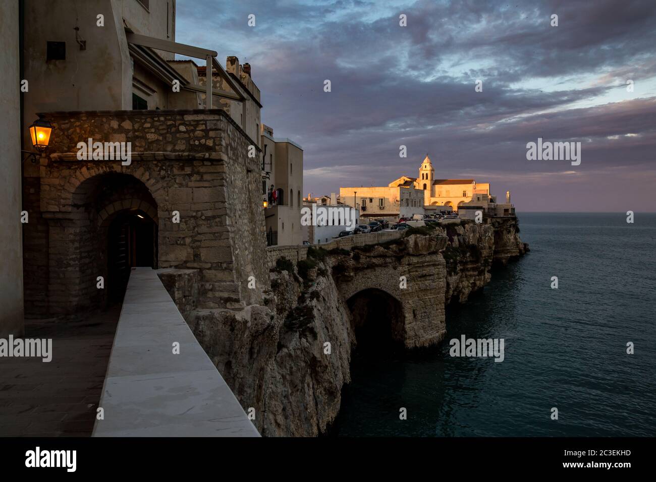 città sulla roccia sopra il mare Foto Stock