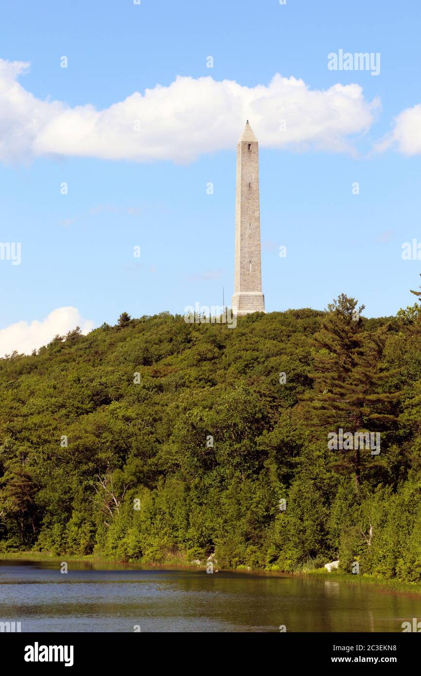 L'High Point state Park nella contea di Sussex, New Jersey, USA, contiene il monumento High Point, che segna il punto più alto sopra il livello del mare dello stato, a 1,803 metri circa. Foto Stock