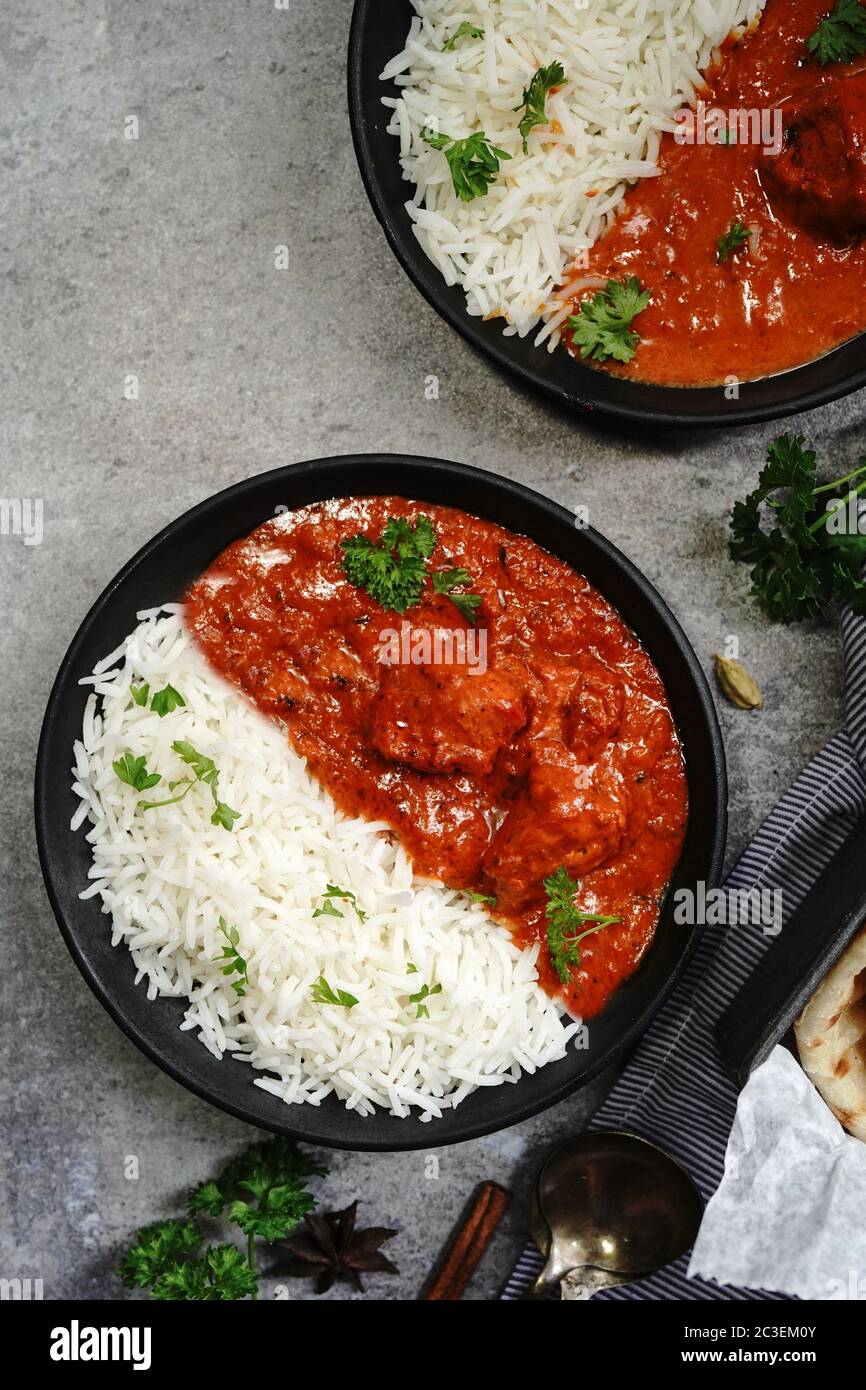 Pollo al burro cremoso/Morgh Makhani servito con riso Roti e Basmati Foto Stock