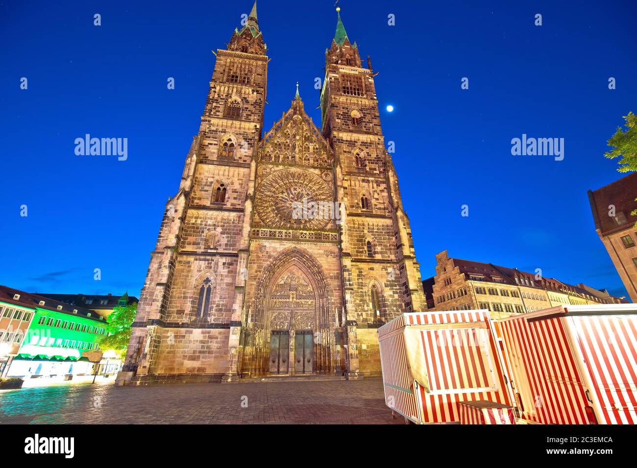 Nurnberg. Chiesa di S. Lorenzo e architettura quadrata vista notturna a Norimberga Foto Stock