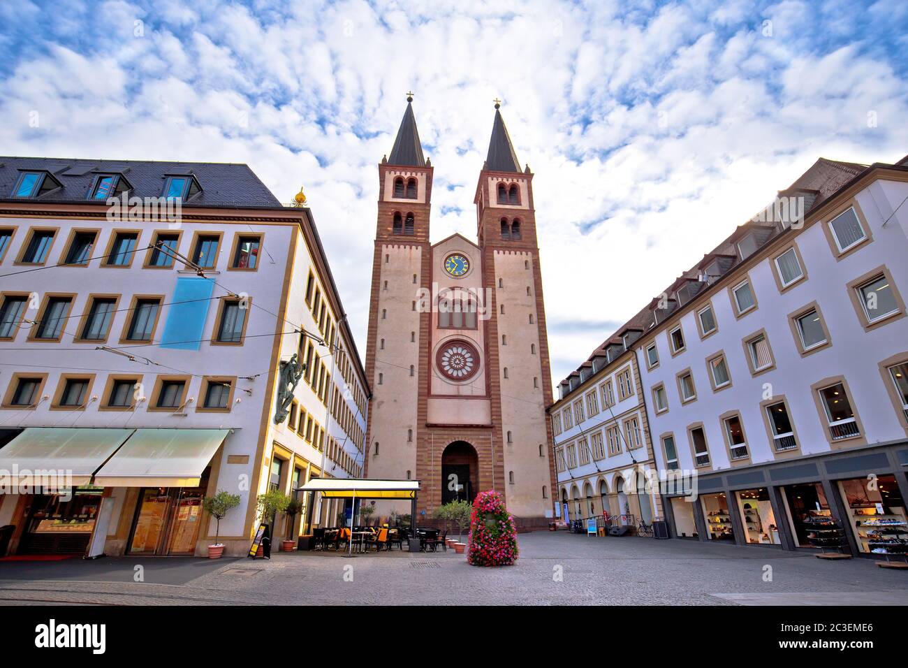 Città vecchia della cattedrale di Wurzburg e vista sull'architettura quadrata Foto Stock