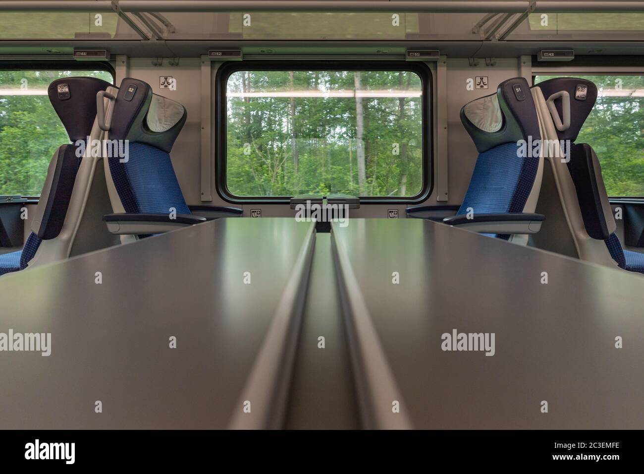 Vista attraverso i finestrini dei treni, trasporto ferroviario, interno dei carri Foto Stock