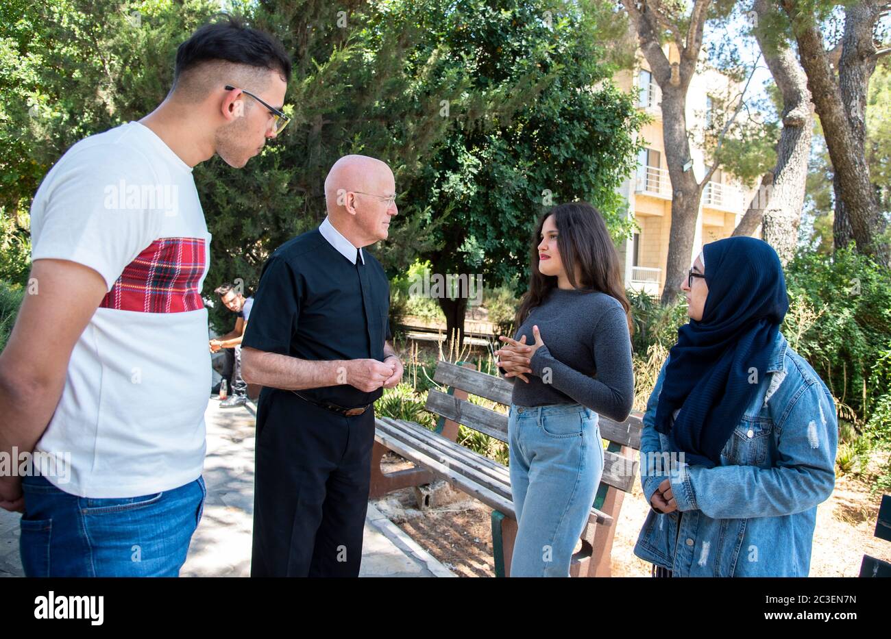 Fratel Peter Bray, vicecancelliere dell'Università di Betlemme, che parla con alcuni dei suoi studenti del campus. Foto Stock