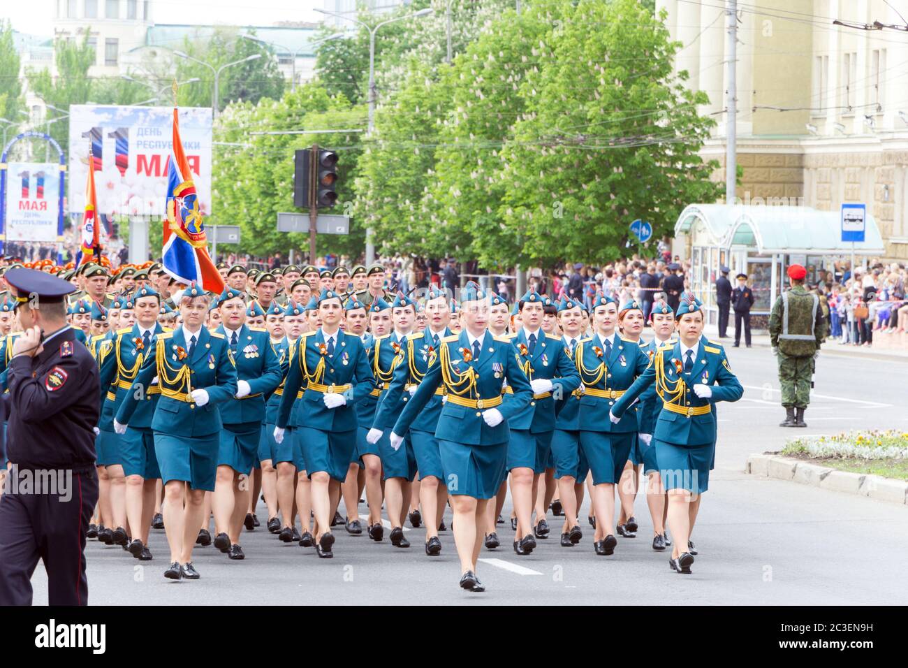 DONETSK, Donetsk Repubblica popolare, 9 maggio 2018. Donne dal Ministero delle emergenze in completo abito marcia lungo la strada principale della città durante il Foto Stock