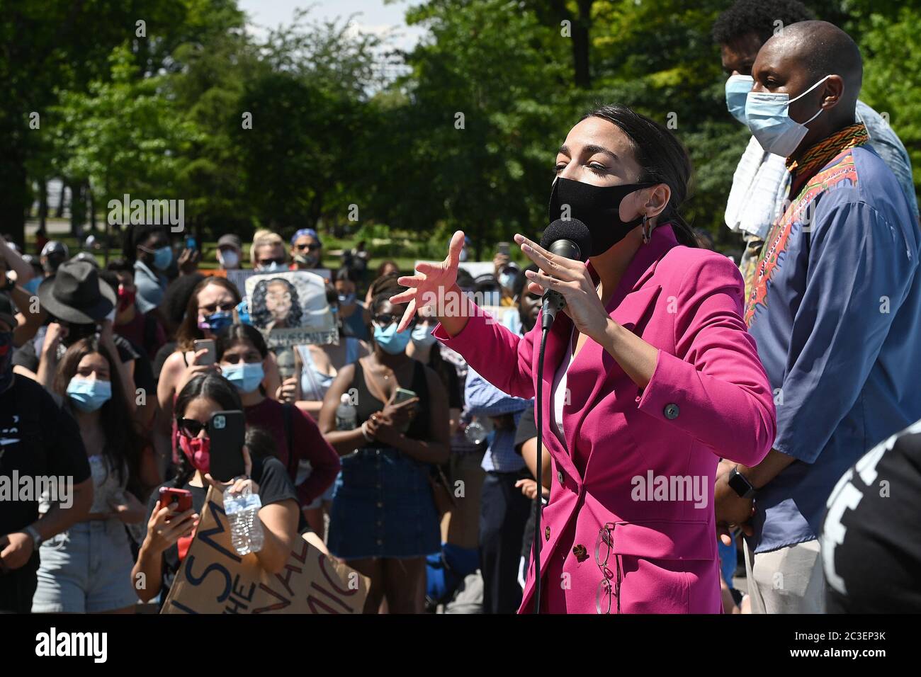 Indossando una maschera al tempo di COVID-19, il rappresentante degli Stati Uniti Alexandria Ocasio-Cortez (viola) parla ad un rally di celebrazione Juneteicently davanti all'Unisphere in Flushing Meadows-Corona Park nel quartiere di Queens, New York, 19 giugno 2020. Juneteicentesimo è celebrato come una commemorazione della fine della schiavitù negli Stati Uniti. Credit: Sipa USA/Alamy Live News Foto Stock