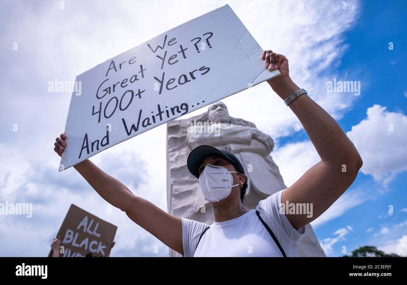 Washington, Stati Uniti. 19 giugno 2020. I dimostranti partecipano a un rally Junetientesimo al Martin Luther King Jr Memorial venerdì 19 giugno 2020 a Washington, DC. Il 19 luglio, il giorno della fine della schiavitù negli Stati Uniti. Foto di Kevin Dietsch/UPI Credit: UPI/Alamy Live News Foto Stock
