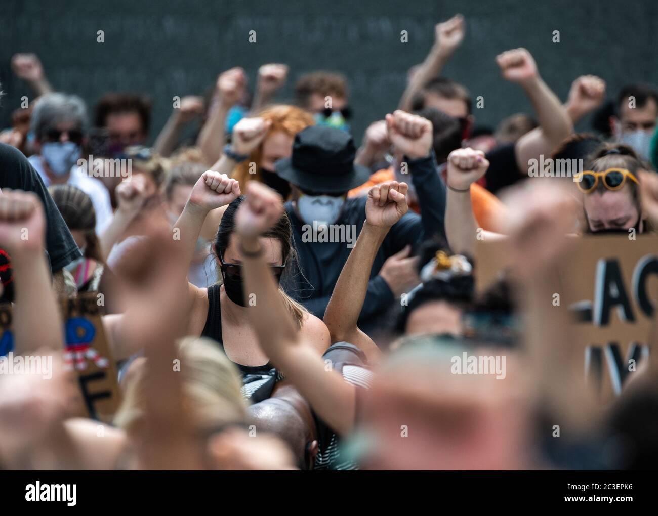 Washington, Stati Uniti. 19 giugno 2020. I dimostranti prendono parte a un rally Juneteicentesimo mentre si inginocchiano al Martin Luther King Jr Memorial venerdì 19 giugno 2020 a Washington, DC. Il 19 luglio, il giorno della fine della schiavitù negli Stati Uniti. Foto di Kevin Dietsch/UPI Credit: UPI/Alamy Live News Foto Stock
