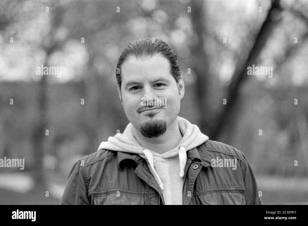 Uomo che cammina nel parco. Ripresa analogica con ritratto su film 35mm. Foto Stock