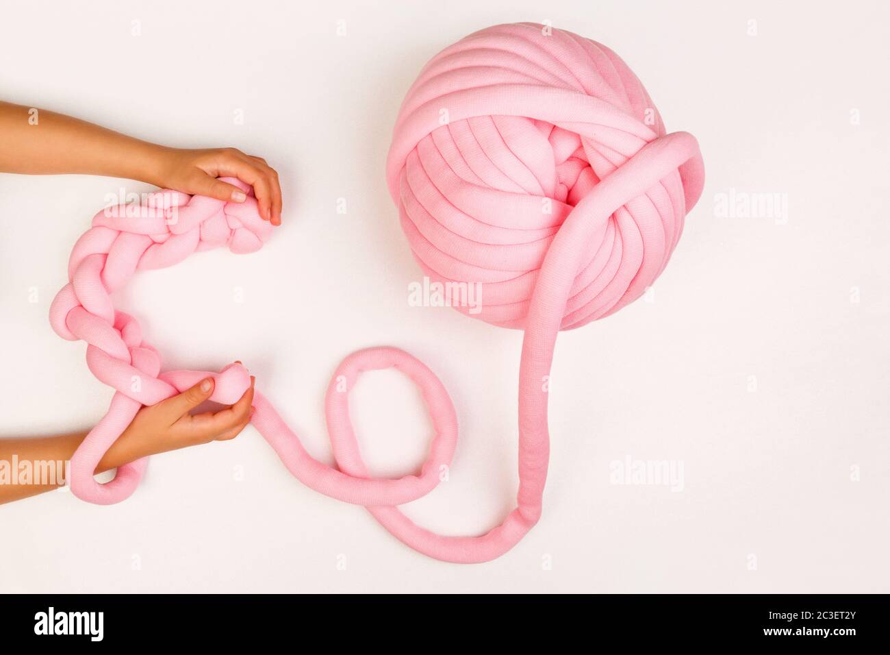 Girl maglia rosa cuscino di lana merino. Foto Stock