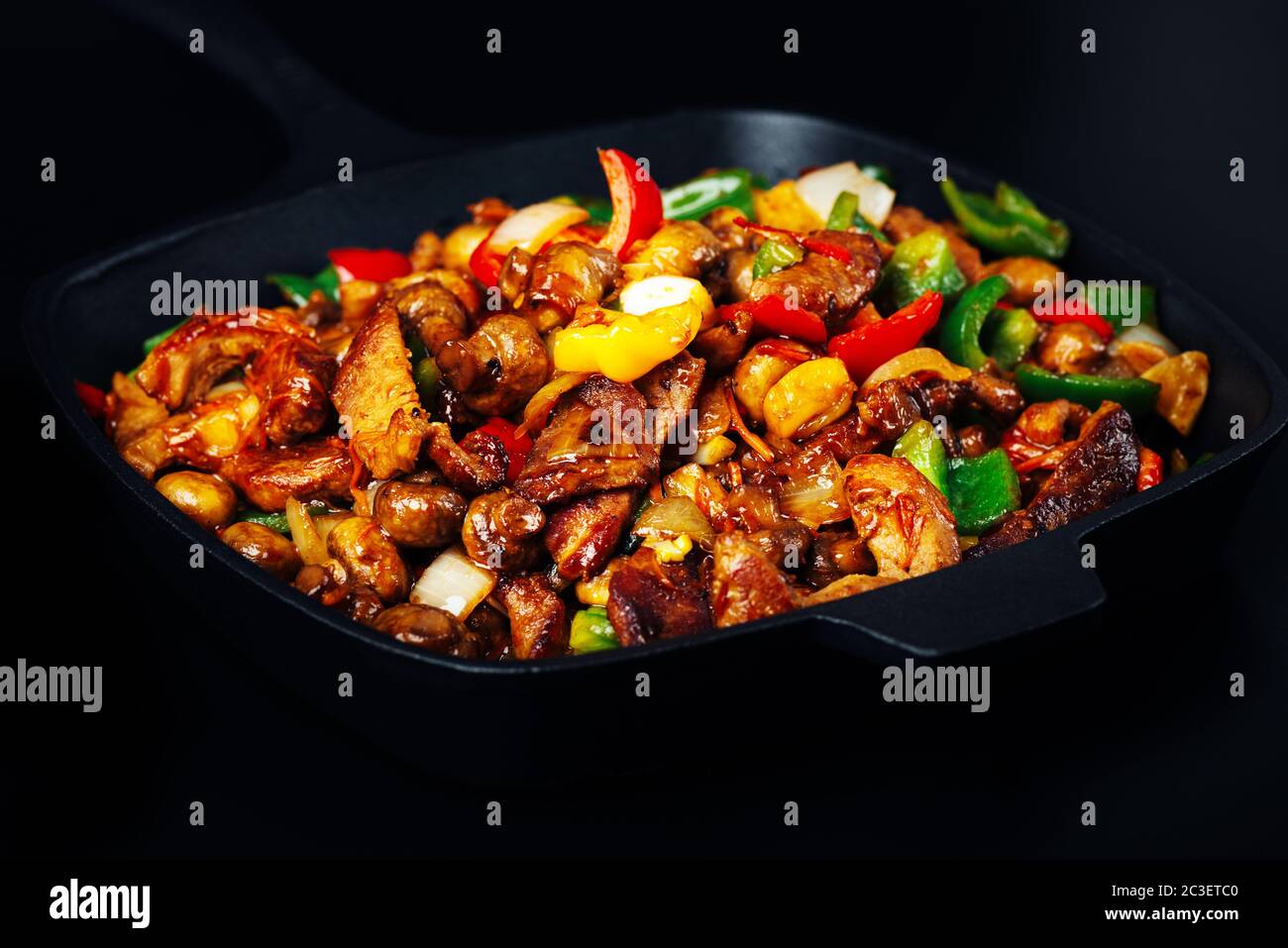 Carne e verdure fritte in padella di ghisa Foto Stock