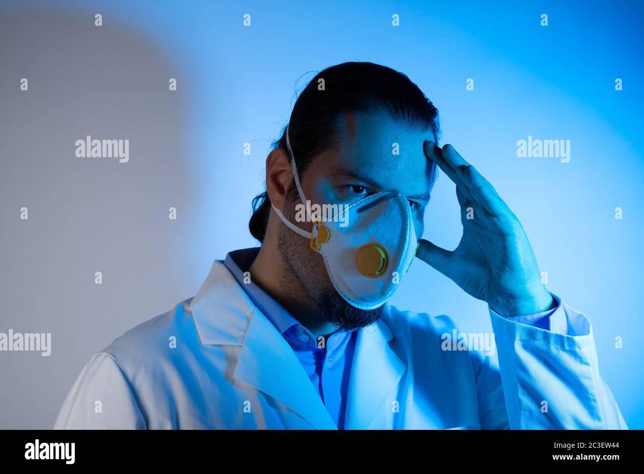 Medico che indossa una maschera respiratoria. Luce blu emergenza e medicina crisi concetto. Foto Stock