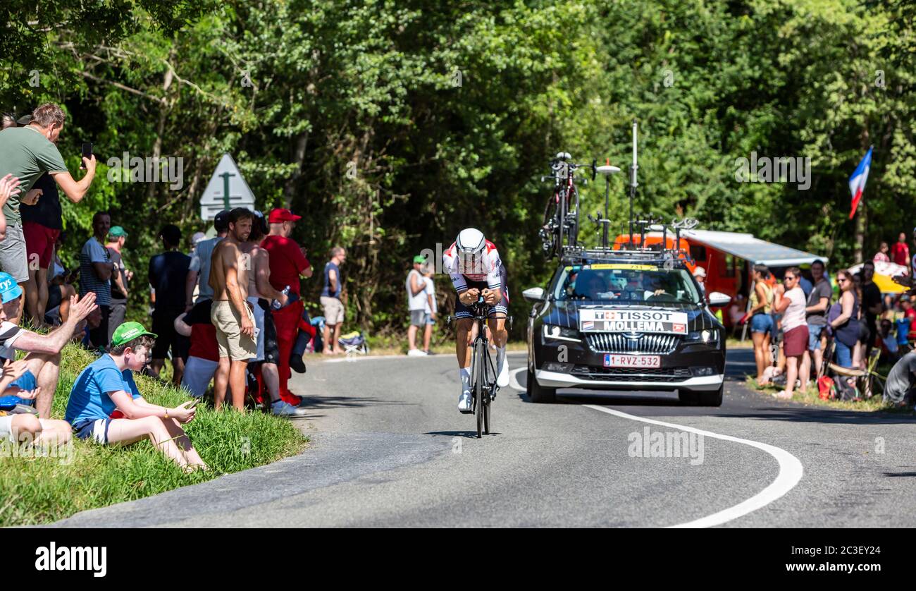 Bosdarros, Francia - 19 luglio 2019: Il ciclista olandese Bauke Mollema del Team Trek-Segafredo in sella alla tappa 13, prova individuale, di le Tour de Foto Stock