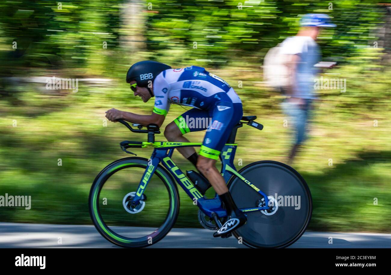 Bossarros, Francia - 19 luglio 2019: Il ciclista belga Xandro Meurisse del Team Wanty-Groupe Gobert in sella alla tappa 13, individuale a tempo, di Foto Stock