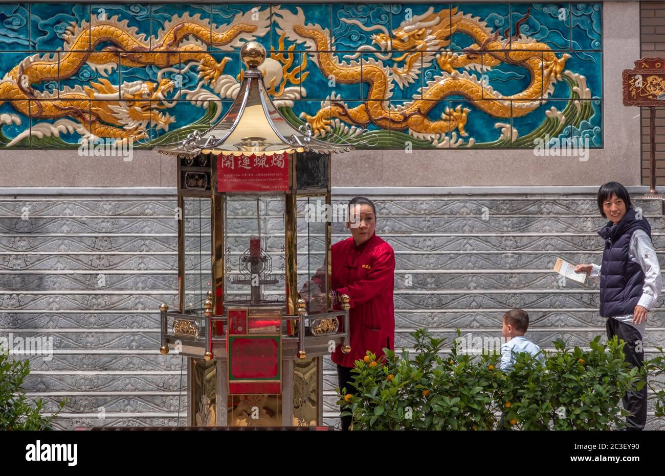 Donna anziana al tempio di Masobyo o ma Zhu Miao, Yokohama Chinatown, Giappone Foto Stock