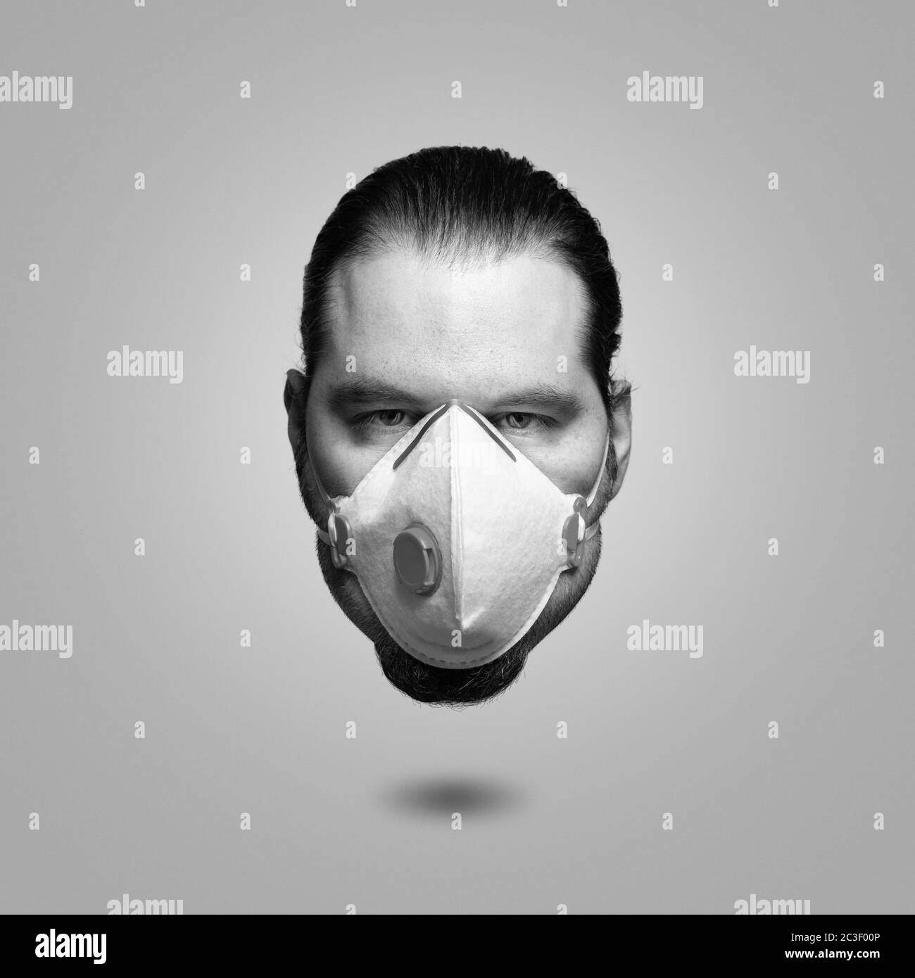 Testa rialzata di un uomo che indossa una maschera respiratoria FFP3. Malattia del virus di Corona e simbolo di burnout con Foto Stock