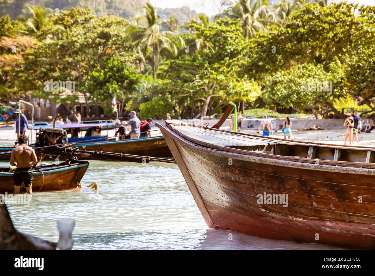 Railay, Provincia di Krabi, Thailandia - 17 febbraio 2019: Barche a coda lunga sulle rive di un'isola tropicale. I taxi boats si preparano per inviare i turisti. Foto Stock