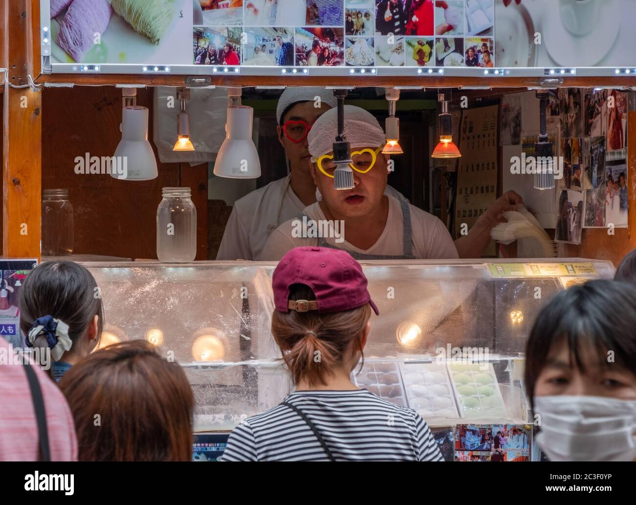 Venditori di cibo a Yokohama Chinatown, Giappone. Foto Stock