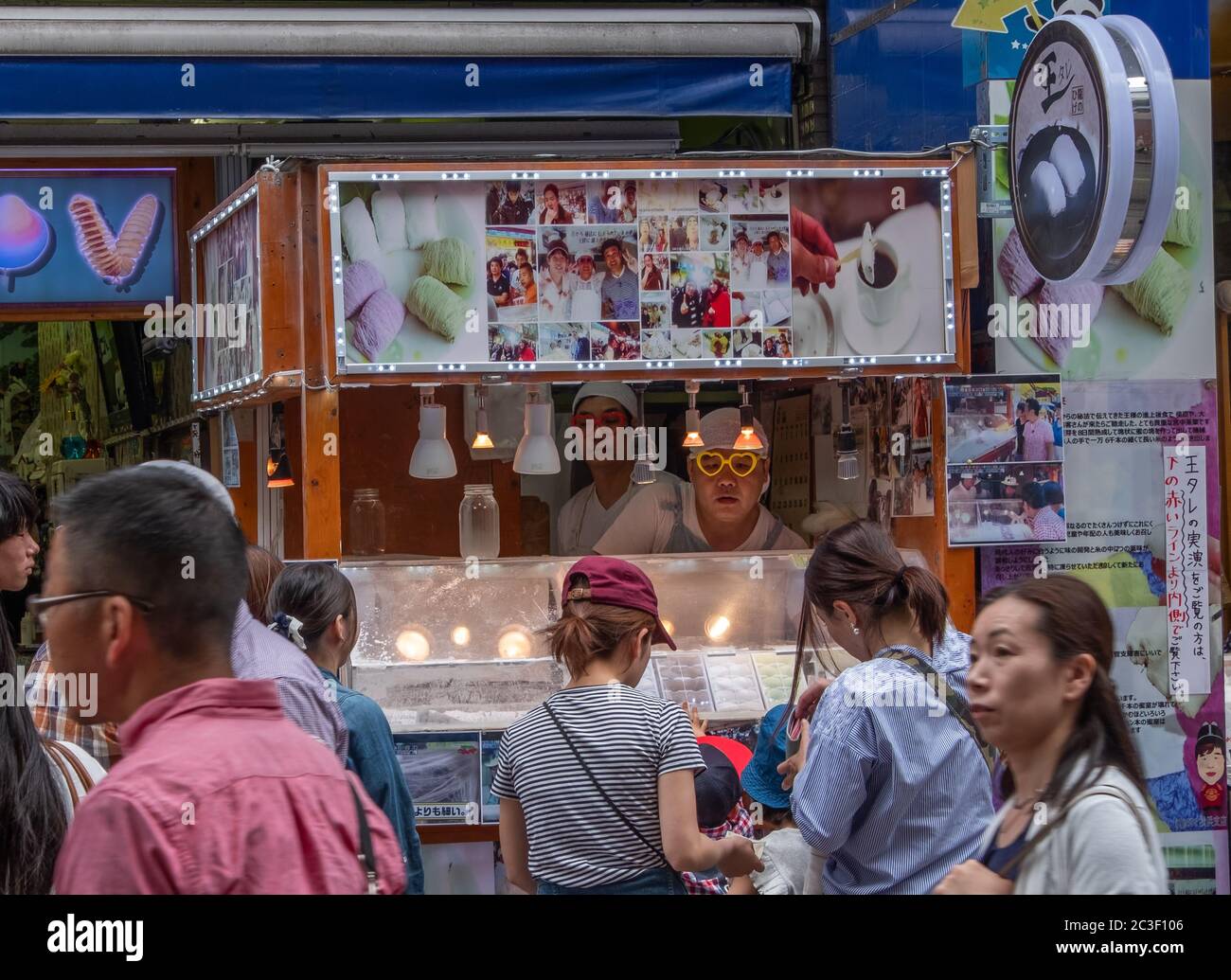 Venditori di cibo a Yokohama Chinatown, Giappone. Foto Stock