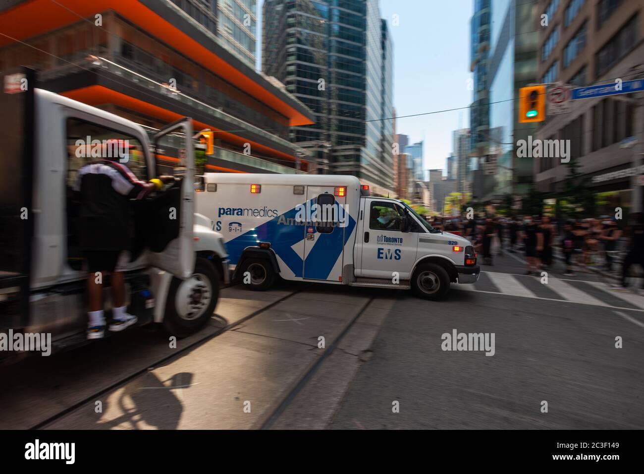 Toronto, Canada - 19 giugno 2020. Un ambulanza EMS di Toronto naviga attraverso le strade durante una protesta di giugno. Mark Spowart/Alamy Live News Foto Stock