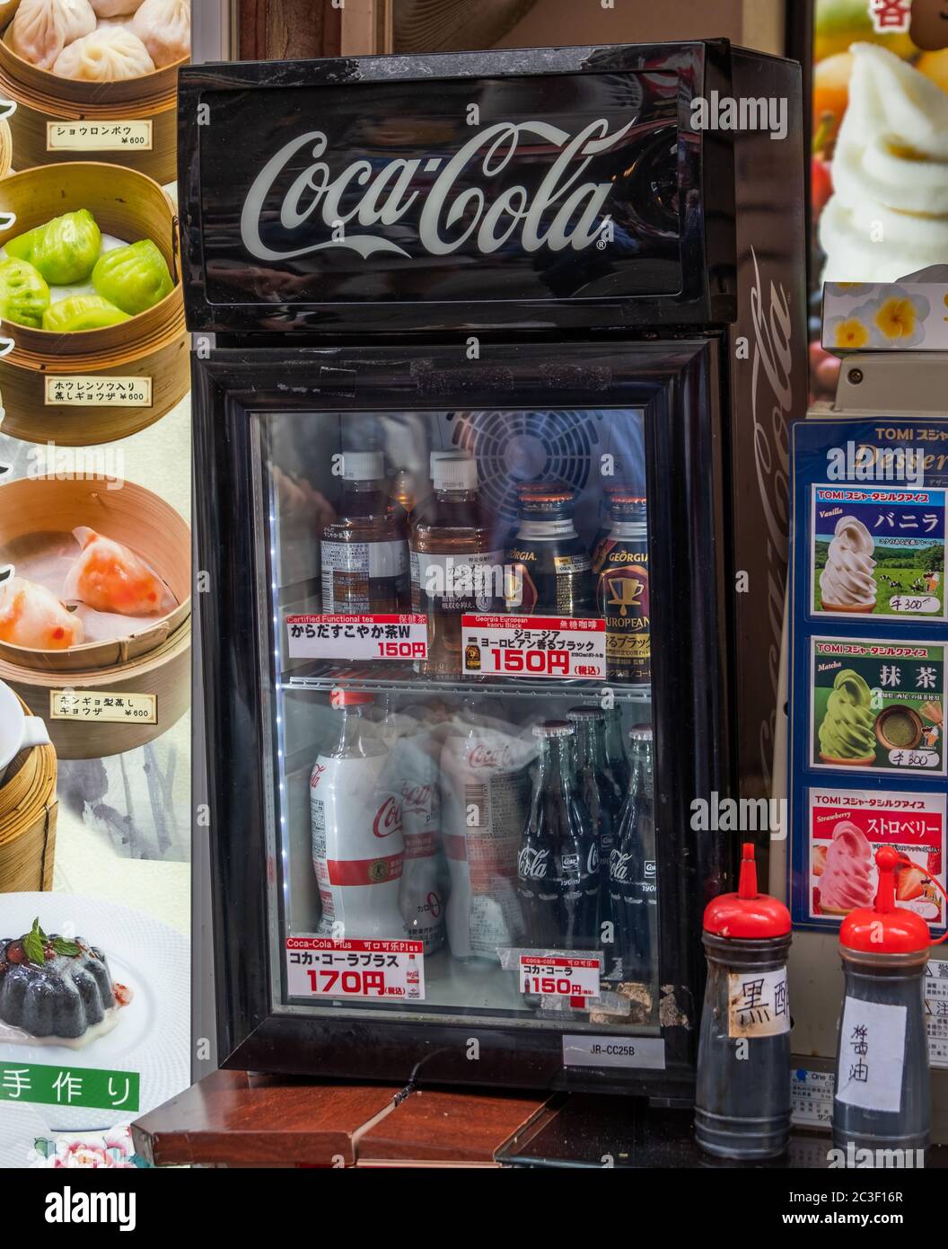 Vecchio frigorifero Coca-cola in un negozio, Yokohama Chinatown, Giappone  Foto stock - Alamy