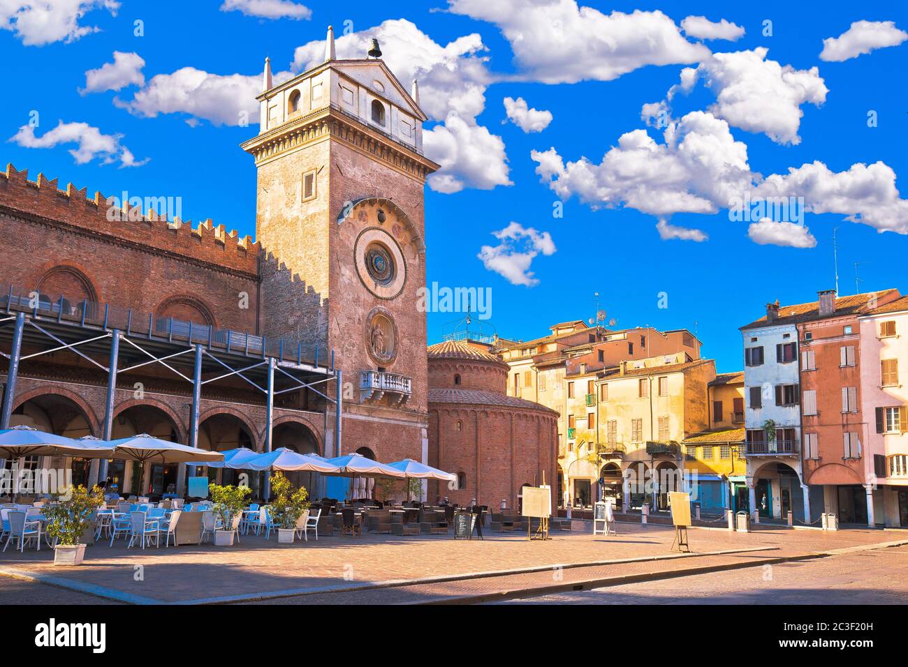 Città di Mantova Piazza delle Erbe vista serale, capitale europea della cultura e patrimonio dell'umanità dell'UNESCO Foto Stock