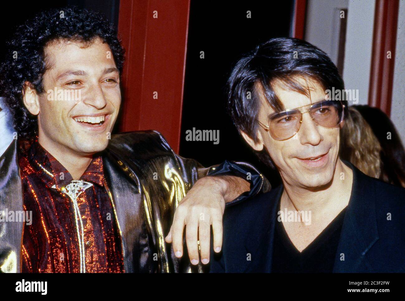 Foto candida dei comici Richard Belzer e Howie Mandel, backstage al Comic Relief di Los Angeles, CA, 1987 Foto Stock