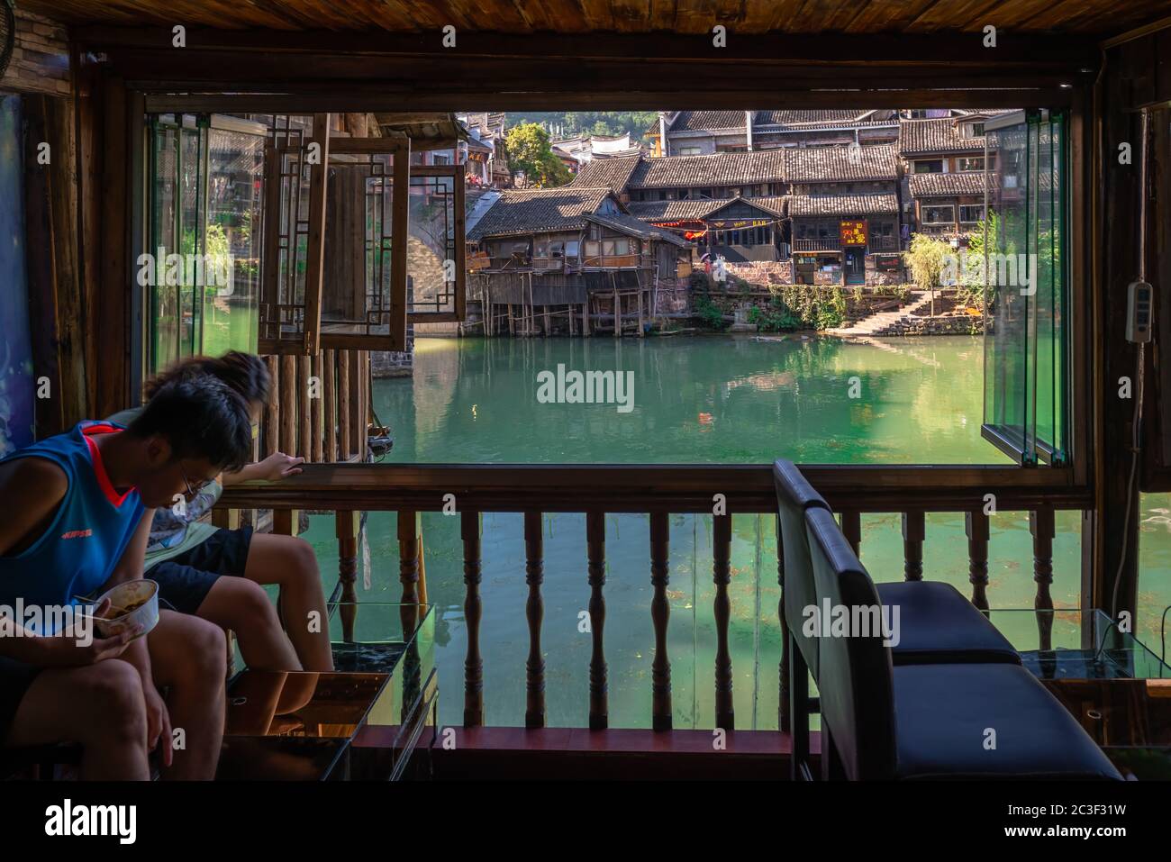 Persone che hanno piedi di pesce pedicure in Cina Foto Stock