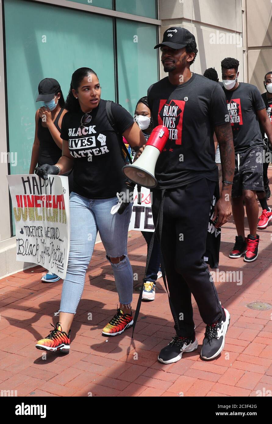 Washington, DC, Stati Uniti. 19 giugno 2020. Bradley Beal of the NBA Washington Wizards marciò per le strade di DC fino al MLK Memorial durante una Black Lives Matter marzo il 19 giugno 2020 a Washington, DC Credit: Mpi34/Media Punch/Alamy Live News Foto Stock