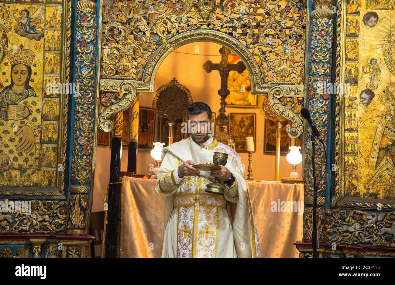 Il Rev. Androwas Bahus conduce una liturgia mattutina nella Chiesa di San Pietro e Paolo nella città di Shefa-AMR, Israele. Foto Stock