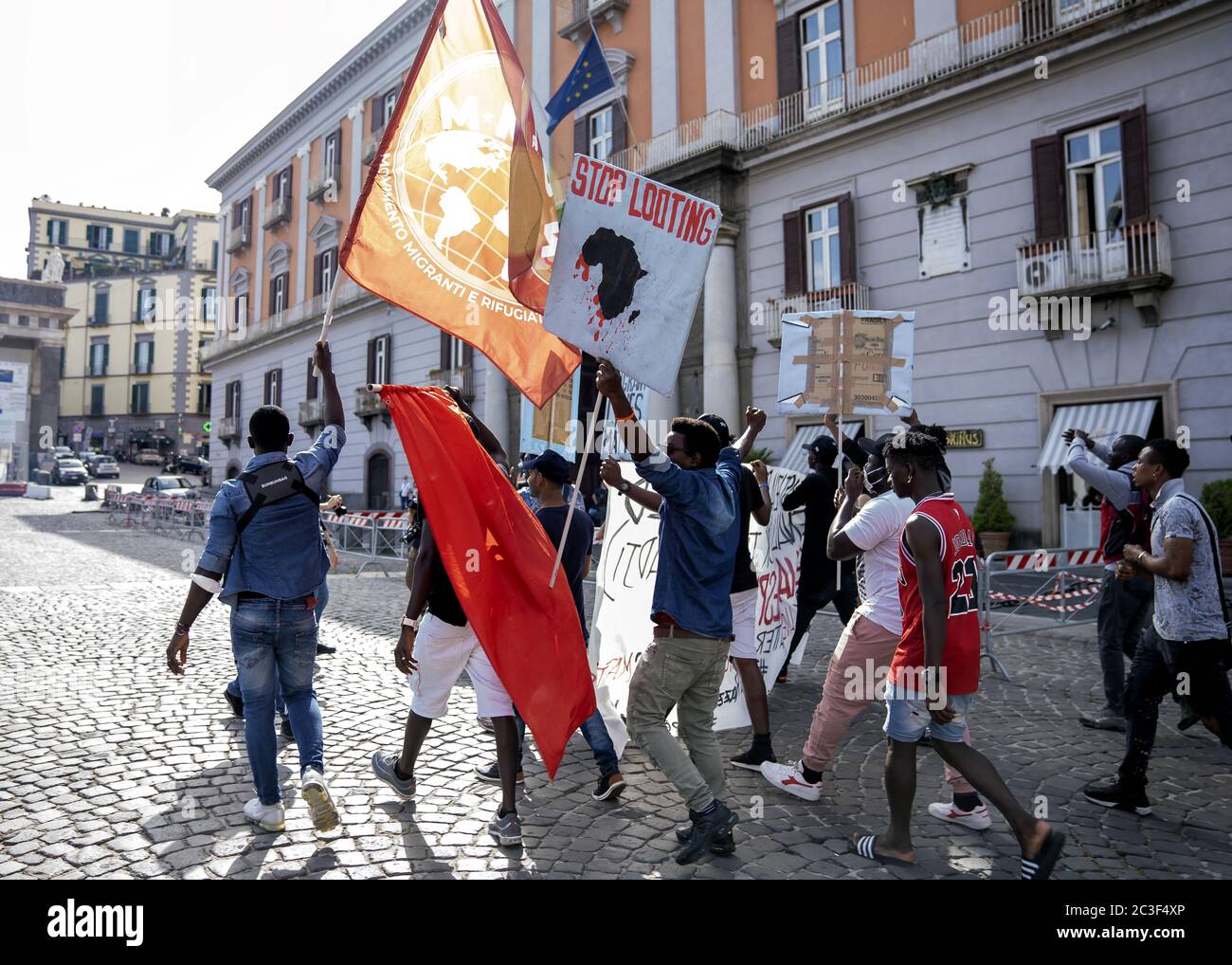 I movimenti che discesero oggi in Piazza del Plebiscito a Napoli chiedono 'giustizia' per El Hadji Malick Thiam, noto come Mohammed Benali. 'Giustizia' e 'vogliamo respirare' sono le frasi scritte su un grande banner firmato da Black Lives materia e esposti al di fuori del prefettura edificio. Malick, senegalese di 37 anni, è morto in Puglia venerdì scorso, ucciso dalle fiamme che si sono accese nel baraccione di Borgo Mezzanone dove viveva. Lavorava e, prima di arrivare in Foggia, visse a Napoli, nel distretto di vasto. Era un immigrato illegale perché il suo occu irregolare Foto Stock